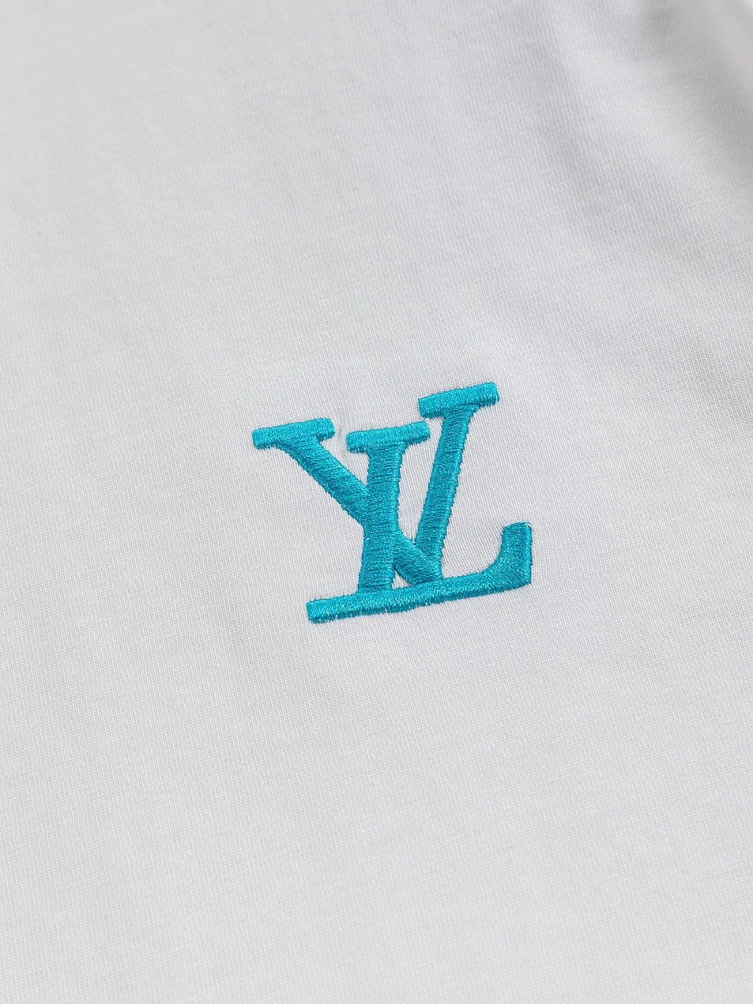 🅿️210 Louis Vuitton 1V micro-wide version S-Xl 25SS LV new product counter catwalk style, heavy letter embroidery stitching colorful print on the chest 🪡 Embroidered logo, same style for men and women! Short-sleeves are not the same as the general public, but must be unique and eye-catching. This LV short-sleeves is all about quality, comfort, consistent style, fashion, including fabrics and cutting techniques, all of which have been made with great effort! 320 grams of washed pure cotton fabric, pure cotton is breathable, very refreshing and comfortable for daily wear. The rib knitting on the neckline is smooth and tight, and the neckline will not be skewed if you toss it at will. The loose version, you will find that it looks really good on the upper body. The overall is minimalist and neat, super versatile for daily use! Pair it casually with a pair of pants for a youthful look. A T-shirt will make your outfit crazy. It is a fashionable item that can never go wrong! Color: Black White Size: S-XL Size chart: S: Shoulder width 50-Bust 54-Length 70 M: Shoulder width 52-Bust 56.5-Length 72 L: Shoulder width 54-Bust 59-Length 74 XL: Shoulder width 56-Bust 61.5-Length 76